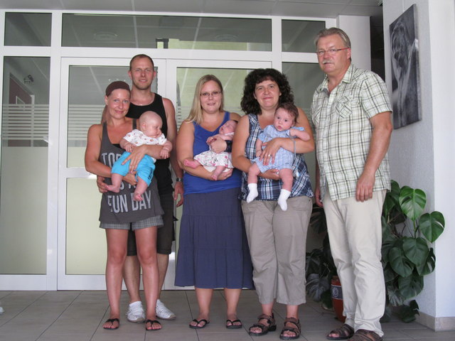 Stefanie Krenn mit Kilian, Manuel Mayerhofer, Brigitte Stricker mit Mia, Sandra Weber mit Christoph, Bürgermeister Josef Kutrovatz | Foto: Privat