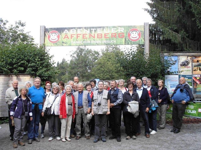 Die Reisegruppe beim Eingang "Affenberg", Landskron