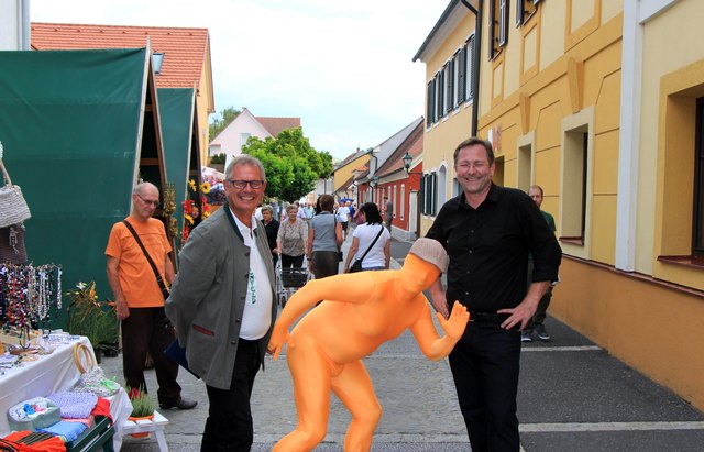 Tourismusobmann Josi Thaller und Organisator Hermann Großschedl (re.) mit einem der Straßenskünstler.