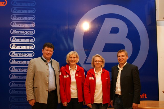 Firmenchef Kurt Bernegger, Maria Köberl (Ortsstellenleiterin RK Grünburg), Daniela Hessmann (Pressereferentin RK Grünburg), Matthias Weilguni  (Qualitätsmanagement Fa. Bernegger) | Foto: RK Grünburg