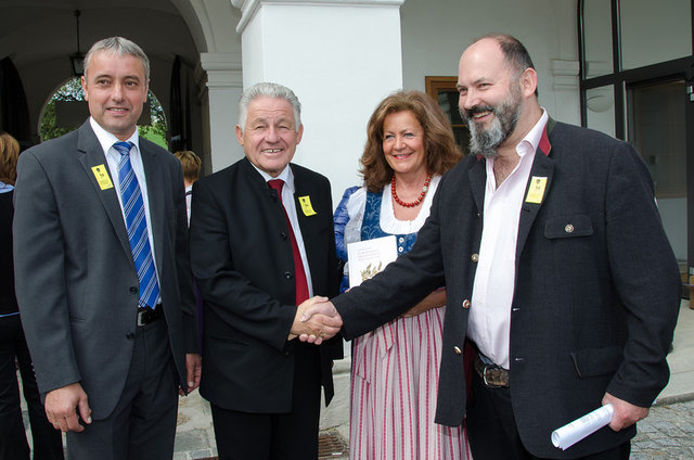 Initiator der Friedensrose Waldhausen Metallkünstler Pius Frank begrüßt den Landeshauptmann Dr. Josef Pühringer  zur Friedensrosenverleihung im Stifttshof Waldhausen | Foto: Foto von Karl Lahmer