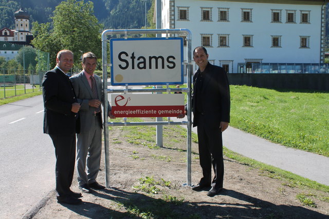 In Stams wird Energieeffizienz groß geschrieben. Das Engagement der  20. Tiroler e5-Gemeinde ist ab sofort auch auf der Ortstafel sichtbar. Energielandesrat LHStv. Josef Geisler,  Bürgermeister Franz Gallop und  DI Bruno Oberhuber, Energie Tirol. | Foto: Energie Tirol