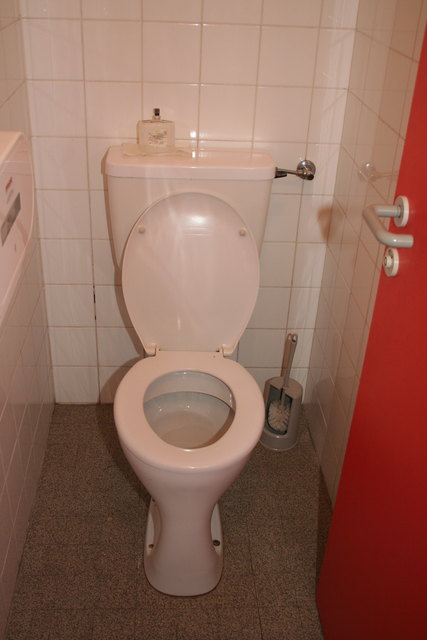 Sogar die älteste Toilette ist beim Bezirksblätter-Lokalaugenschein blitzsauber.