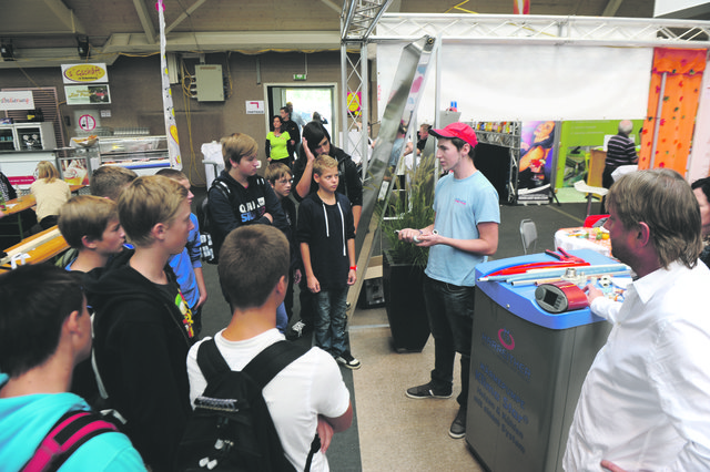 Mitarbeiter der ausstellenden Betriebe stellen den Schülern die Lehrberufe und deren Arbeitsfelder vor. | Foto: WKOÖ UU