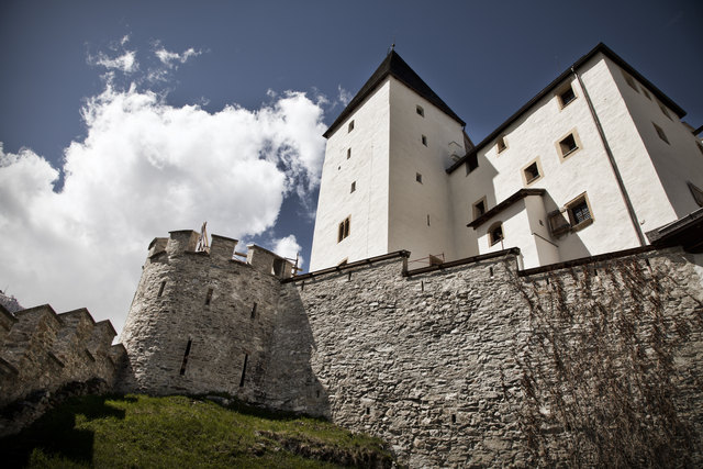 Heute Abend ab 20Uhr findet unser letztes Sommerkino auf der Burg Mauterndorf statt! Heute lösen wir auch unser Gewinnspiel auf, ihr habt also heute noch die Chance im Rennen um einen Lungaurundflug, einen Bogenschieß-Erlebnis in Mauterndorf und einen Tag mit E-Bikes mitzumischen! Wir zeigen den deutsch-österreichischen Spielfilm "Die Vermessung der Welt". Nehmt eure Freunde und euere Familie mit! Wir freuen uns auf Euch!