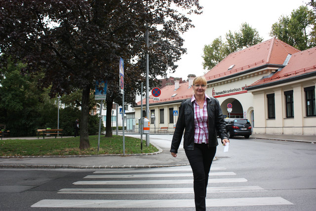 Diesen Zebrastreifen muss Margarete Birke täglich überqueren. Oft genug bekommt sie es dabei mit der Angst zu tun.
