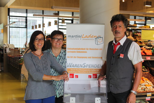 WarenSpenden: Die Martiniladen-Mitarbeiterinnen Petra Widmann und Astrid Rauter mit MPreis-Filialleiter Hans Bachlechner (v. l.). | Foto: Petra Widmann