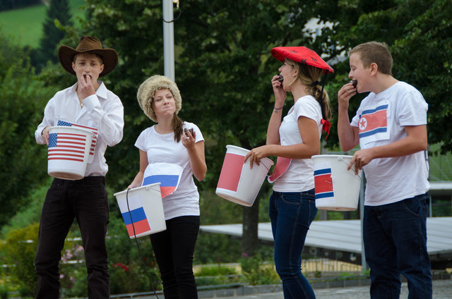 Die Schüler der Neuen Mittelschule in Waldhausen mit der Satire " Und Friede den Menschen auf Erden" mit HOL Werner Aigner machten eine Bombenstimmung . Die Satire ist im neuen Friedensbuch beschrieben. | Foto: Foto Karl Lahmer
