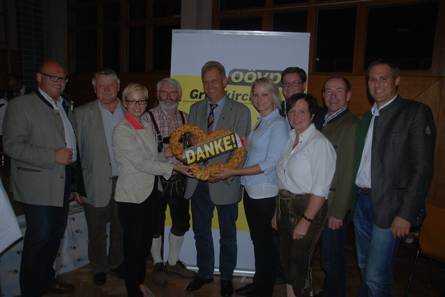 Bildtext vlnr.: Herzlich Danke sagte die Führungsspitze der ÖVP Bezirk Grieskirchen rund um Laurenz Pöttinger, NR Wolfgang Großruck, LR Doris Hummer, Bgm. Erwin Repitz, Bgm. Peter Oberlehner, Susanne Grabmer, Florian Hiegelsberger, Katharina Zauner, LR Max Hiegelsberger und Rainer Wöllinger | Foto: ÖVP