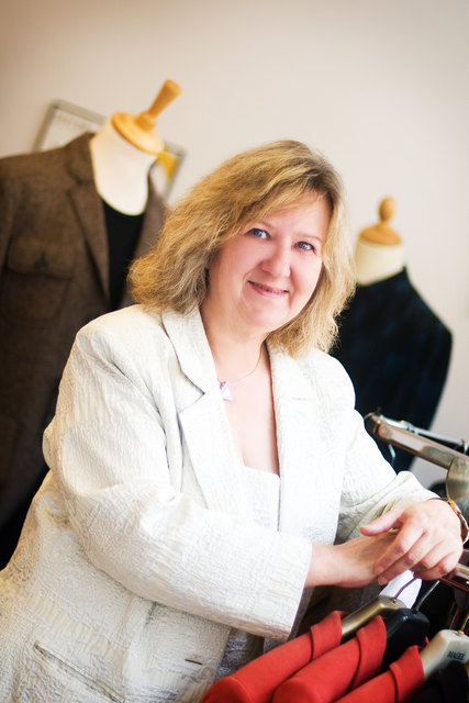 Kleidermacherin Elfriede Hofer: "Mode ist uns leider als Kulturgut abhanden gekommen. Sie ist derzeit eine gewisse Stillosigkeit, man zieht sich an, um nicht nackt zu sein, so wie man isst, weil man Hunger hat und nicht aus Vergnügen." | Foto: Daniela Matejschek/Photo Graphic Art