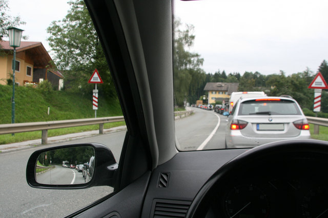 Langes Warten: am Bahnübergang Langwies und auf die Bahnüberführung.