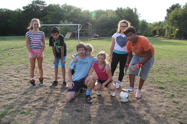 Entäuscht über den unebenen Fußballplatz sind Markus Sitzmann und seine "Monte-Laa-Kicker-Kids". | Foto: Frühwirth
