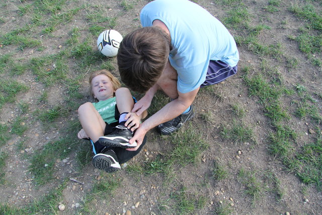 Verknöchelt: Erste Hilfe bietet Trainer Sitzmann. | Foto: Frühwirth