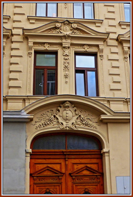 Tor und Fenster wunderbar geschmückt, das Haus selbst schön renoviert.