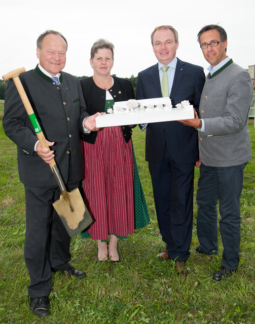 Landwirtschaftskammer-Präsident Hermann Schultes, Maria Lechner, Landesrat Pernkopf und Georg Strasser.