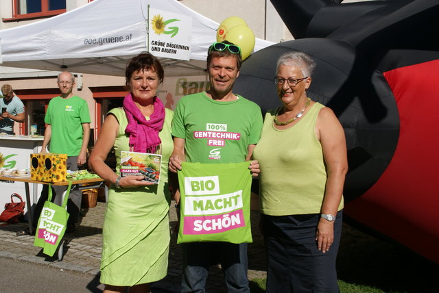 Landtagsabgeordnete Maria Wageneder, Nationalrat Wolfgang Pirklhuber und die Innviertler Spitzenkandidatin Veronika Hintermair informierten am Messestand über die Kernforderungen der Grünen Agrarpolitik.
