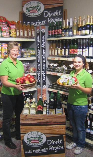Anna Schmutz und Karoline Enengl mit bäuerlichen Spezialitäten. | Foto: LK NÖ