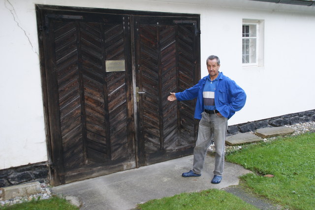 Werner Pungrcar zeigt beim Bezirksblätter-Lokalaugenschein, wo der Täter einstieg.