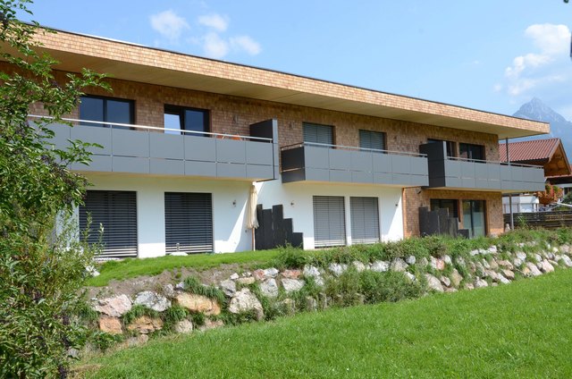In fünf Monaten Bauzeit ist das stattliche Massivholzhaus errichtet worden. 
Hinter der Schindelfassade verbergen sich vier großzügige Wohneinheiten. | Foto: hn media/Nageler