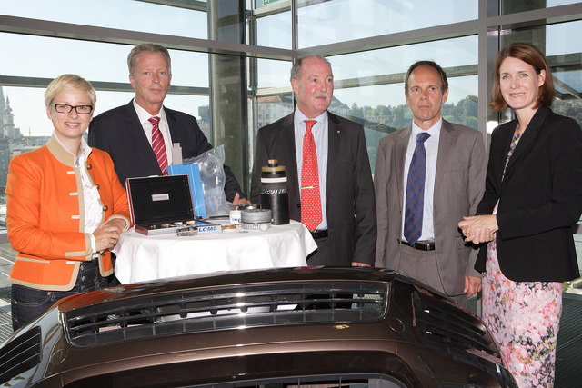 Präsentation der erfolgreichen Forschungskooperation von Land OÖ und der FFG sowie von oberösterreichischen Unternehmen: Doris Hummer, Reinhold Mitterlehner, Jochen Berrens, Gerald Schatz, Henrietta Egerth (v.l.). | Foto: Ernst Grilnberger/Land OÖ