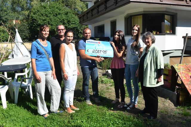 Überreichung des Spendenschecks, v.l.: Die neue Telfer Integrationsbeauftragte Dr. Edith Hessenberger, ihr Vorgänger Mag. Ewald Heinz, Emina Levic, Heimleiter Thomas Schatz, Beritan-Newal Celik, Selma Mujkanovic und GR Silvia Schaller. | Foto: MGT/Dietrich
