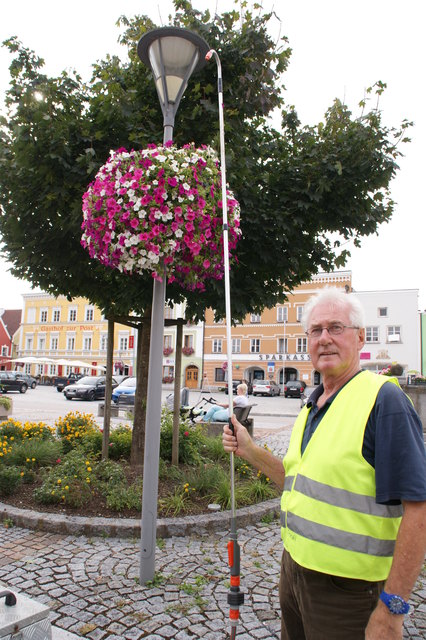 Alfred Gamisch versorgt die liebevoll bepflanzten Blumenampeln am Obernberger Marktplatz mit Wasser. | Foto: privat