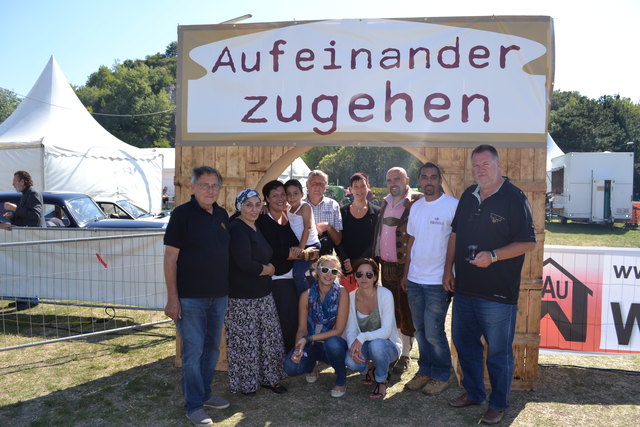 Organisator Apdul Tekgündüz (2.v.r.), Bürgermeisterin Natascha Perger (Mitte stehend) und Vizebürgermeister NR Ernest Windholz (re) mit einigen Helfern.