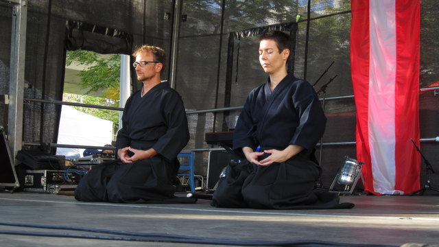 ... sowie Iaidō und Iaijutsu, die Kunst, das japanische Schwert zu ziehen und blitzschnell zu treffen, ...