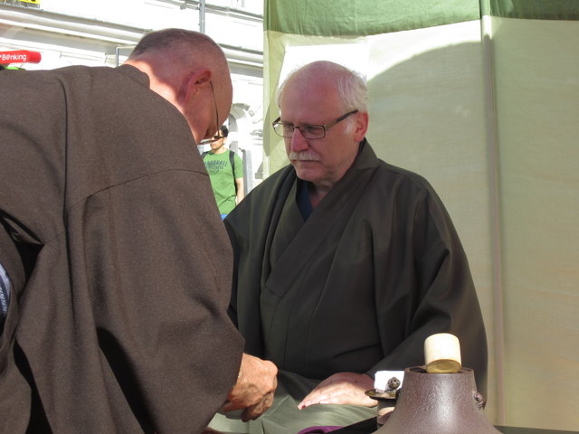 ... im Stil der Teeweg-Schule Urasenke.