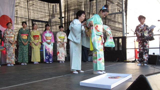 Die Kimono-Meisterin befreit eine junge Dame von ihrem Obi ...