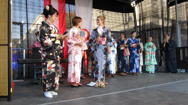 ... und das Ergebnis konnte sich durchaus sehen lassen. Allerdings verlangt das Tragen japanischer Kleidung nach einer korrekten Körperhaltung, wie beide Damen sogleich feststellten.