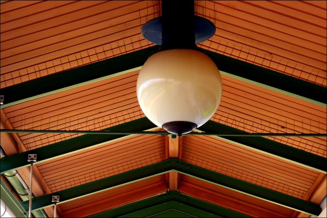 Die Deckengestaltung wirkt da etwas sonniger..