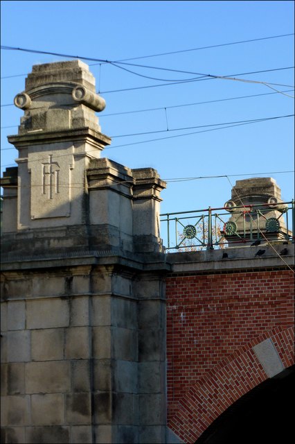 Die Säulen verraten Bauzeit, Auftraggeber und die Handschrift Wagners