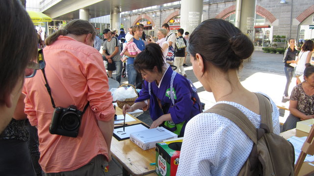 ... ihre Namen in japanischer Schrift geschrieben bekommen.
