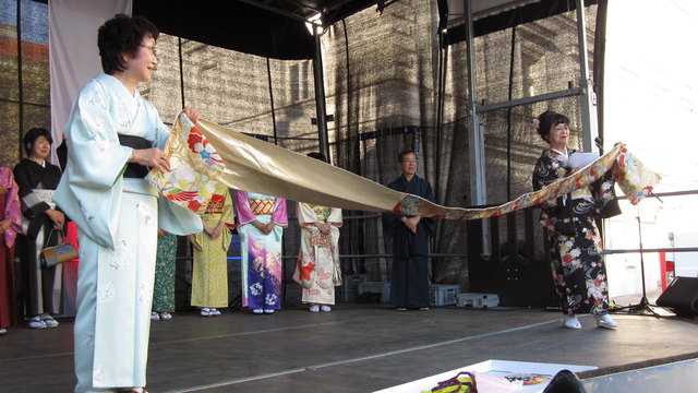 ... um diesen genauer zu zeigen. Der Gürtel ist vier Meter lang, und dementsprechend schwierig anzulegen und zu binden.