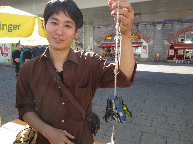 Fūrin sind japanische "Windglocken".  Unter dem Vordach aufgehängt, erzeugen sie, durch den Wind bewegt, einen anmutigen Ton.