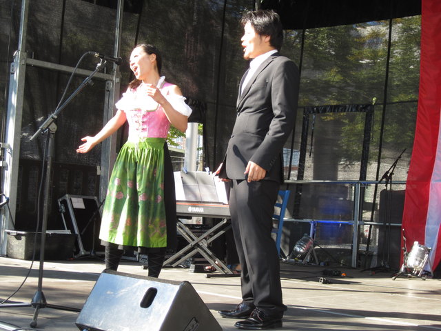 Mit österreichischen Melodien und Walzertanz faszinierten Shiho Mizoguchi (im Dirndl!) und Koichi Okugawa, die beide in Wien Musik studieren.