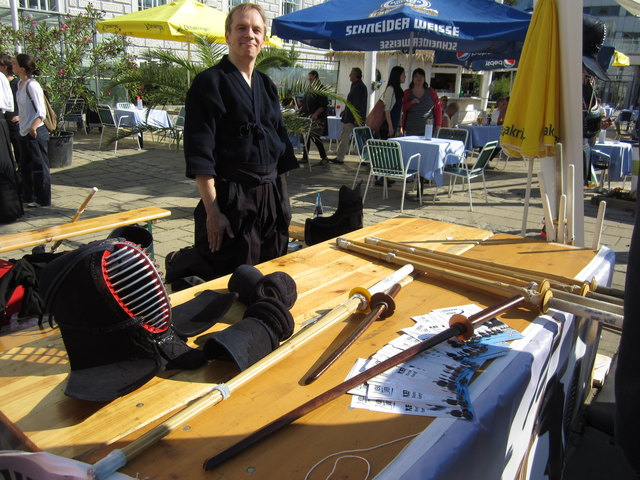 Er zeigte nicht nur die Ausrüstung, welche beim japanischen "Schwert-Weg" (Kendō) zum Einsatz kommt, ...