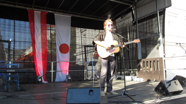 Singer und Songwriter Dominik Nostitz bei seiner Darbietung.
