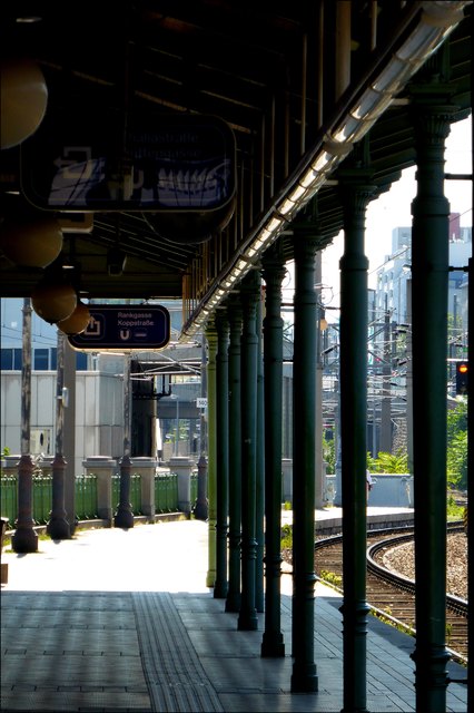SÄulen und Geländerteile spiegeln die Handschrift des weltberühmten Architekten Otto Wagner