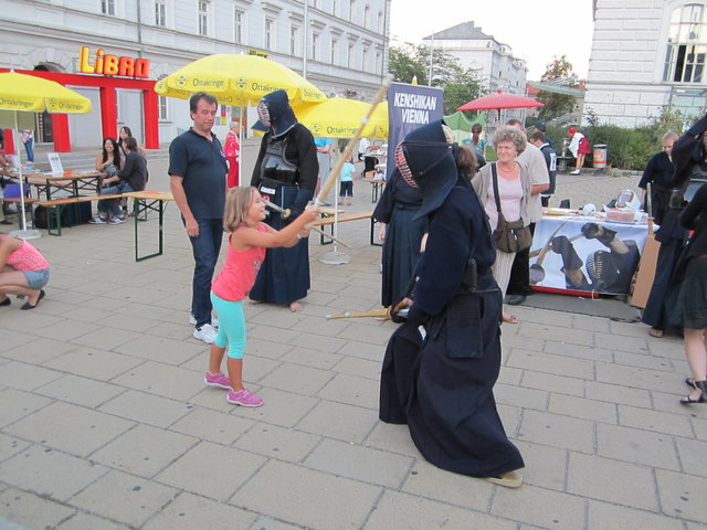... oder Mädchen, alle wollten es gleich auch einmal probieren, und übten fleissig die verschiedenen Grundtechniken "Men" (Angriff zum Kopf), "Kote" (Angriff zum Handgelenk), "Dō" (Angriff zum Rumpf) und "Tsuki" (Stich oder Stoß zur Kehle).