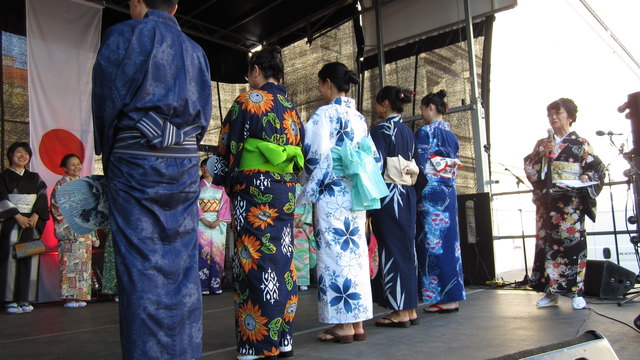 Die Frage ist nur, ob auch bei uns sehr oft der dazugehörige Gürtel so stilgerecht gebunden wird.