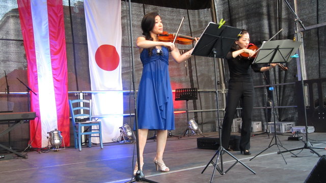 Die Geige dürfte überhaupt ein sehr beliebtes Instrument bei in Wien lebenden Japanerinnen und Japanern sein. Tomoko Mayeda und Yoko Huber intonierten auf ihren Instrumenten, neben anderen Stücken, zum Abschied sogar den Radetzky-Marsch.