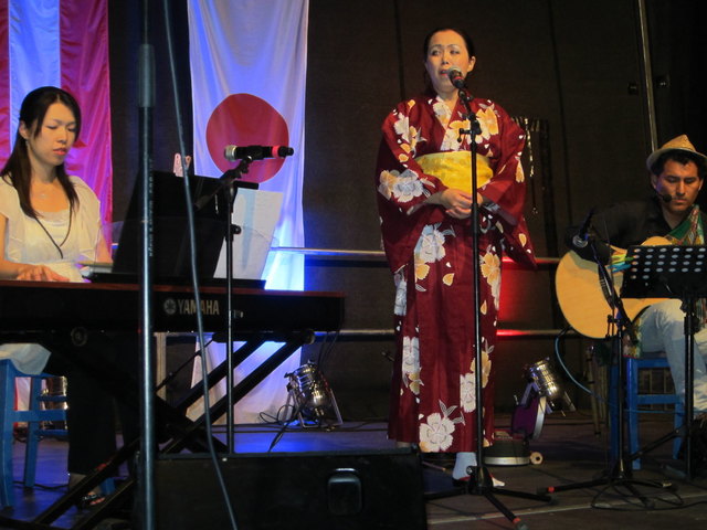 Den Abschluss bildete ein Konzert, das in jeder Hinsicht "übergreifend" war, sowohl was Kulturen, als auch, was Zeit und Kontinente anbelangt.  Unter dem Titel Asien-Anden-Alpen boten Azusa Koyama (Mitte), Christian Jurado und Erika Aida Musik aus Japan, Nord- und Südamerika und Europa. Die beiden Japanerinnen und der Peruaner ließen dabei sogar, mitten im Ottakringer Spätsommer, im Prater die Bäume wieder blüh'n - da hätte selbst noch der eine oder andere "narrische Kastanienbaum" mühelos dazugepasst.