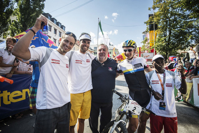 Das Siegerteam des Dolomitenmann 2013: "Kleine Zeitung powered by Panaceo" mit Werner Grissmann | Foto: Philipp Schuster/Red Bull Photo Content
