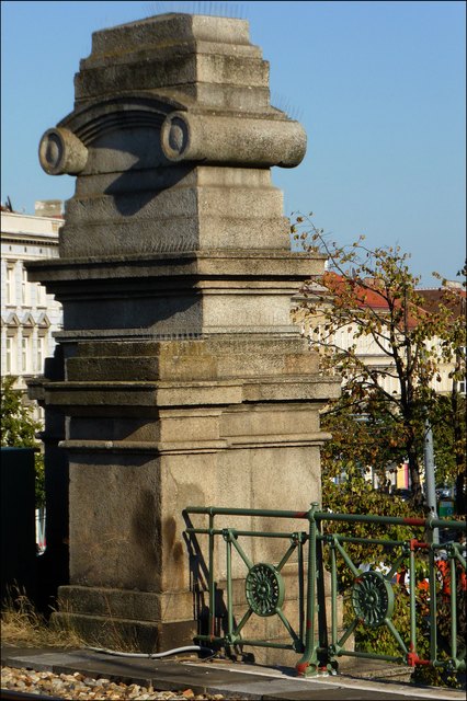 Wuchtige Säulen, und jedes Detail des Geländergitters - typisch für den Architekten