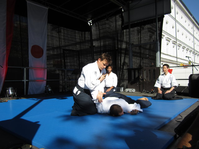 Wie schon in den vergangenen Jahren, präsentierten wieder Mitglieder des Enshirō Dōjō die Kampfkünste Aikidō ...