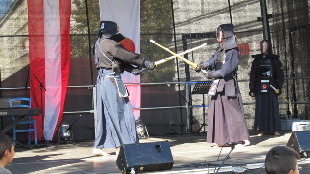 ... bei seinen Vorführungen des Fechtens mit dem japanischen Bambusschwert (Shinai), schallten die machtvollen Kampfschreie (Kiai) weithin über den ganzen Platz.
