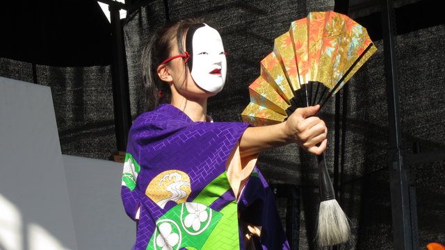 Shodō-Meisterin Shoko Sakuragi, der in Japan für ihre Fertigkeiten in der Kunst der Kalligraphie der Ehrenname "Keisetsu" verliehen wurde, ...
