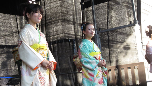 Diese beiden Japanerinnen führten charmant Kimono für unverheiratete Damen vor. Zu erkennen sind diese an den (nach unten) längeren Ärmeln.